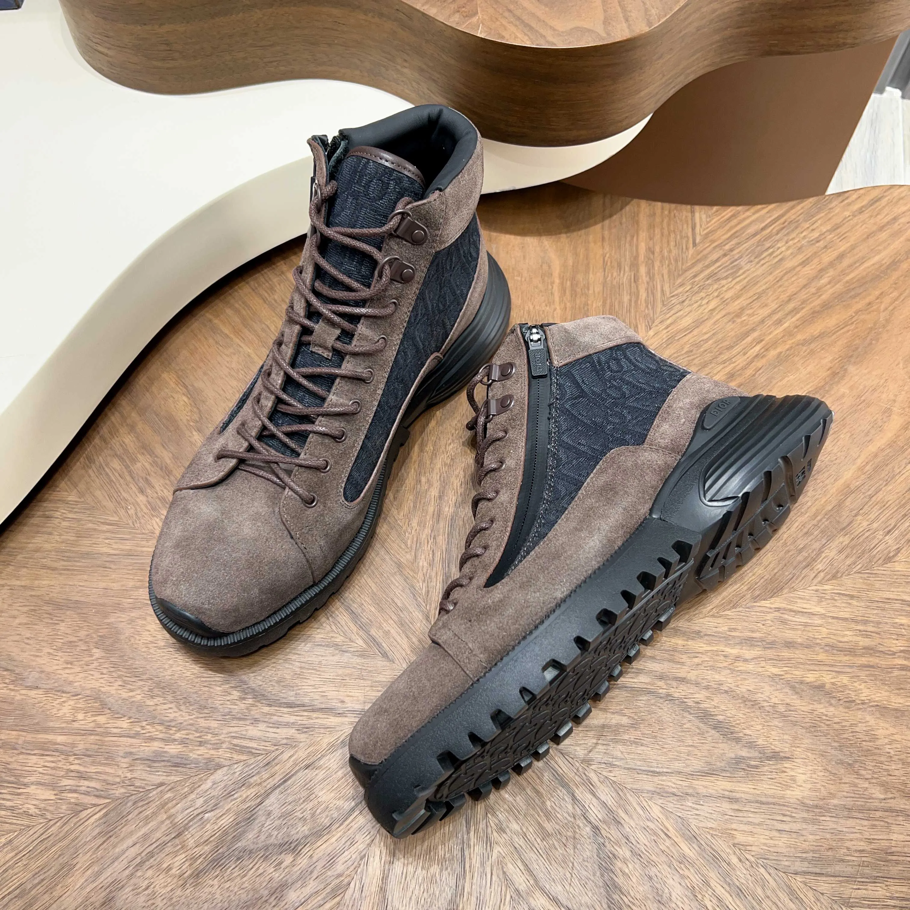💰860 Dio* - Dior's autumn and winter luxury men's mid-top short boots, purely handmade, both inside and outside are imported first-layer cowhide, high-end quality and exquisite craftsmanship. Original TPU combination outsole. Wear a noble gentleman's taste. The best last type has been carefully debugged. 100% comfort. Size: 38-44 (38-45 can be customized)